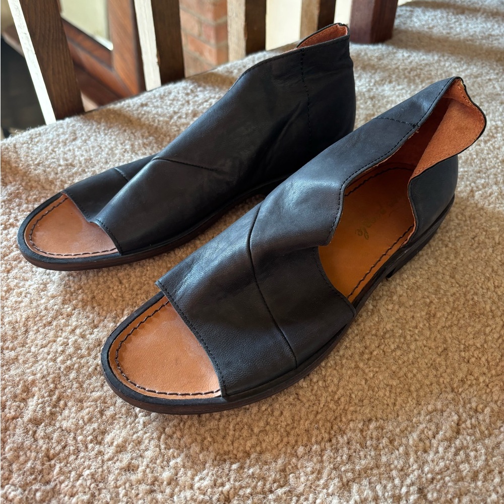 Free People Women’s Black Open-Toe Leather Sandals